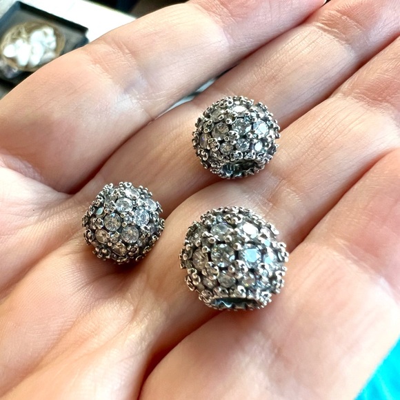 Pandora Sparkling Pavé Round Charm - Picture 3 of 11